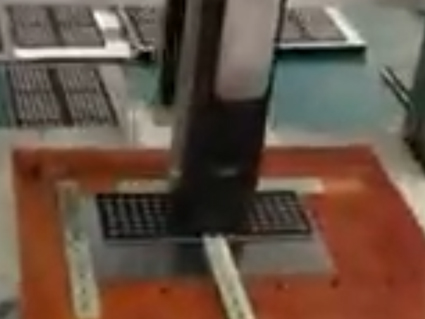 噴碼機(jī)配合移動平臺在電磁上噴碼